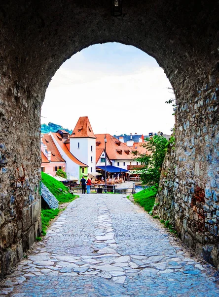 Άποψη της αρχιτεκτονικής Cesky Krumlov από την πέτρινη αψίδα — Φωτογραφία Αρχείου