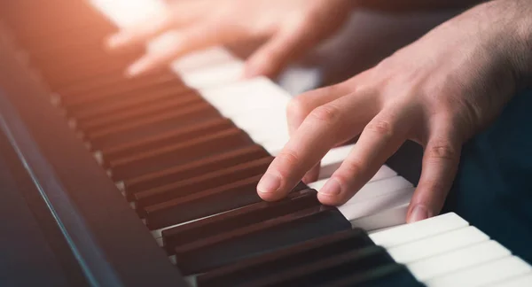 Homem tocando piano — Fotografia de Stock