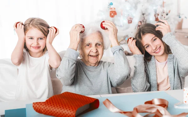 Nietas sosteniendo bolas como ojos con la abuela — Foto de Stock