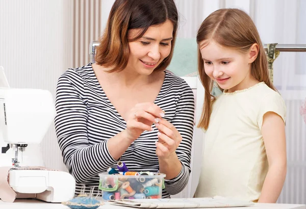 Mor och dotter sy kläder — Stockfoto