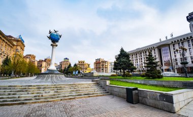 Kyiv 'deki Bağımsızlık Karesi, Dünya Parçası Heykeli