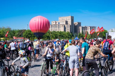 Harkov 'un merkezinde bisikletçi günü