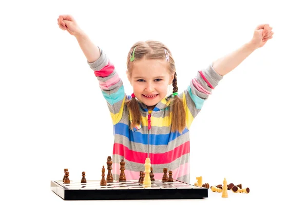 Szkoła wieku dziewczyna czuje się szczęśliwy o wygranej w szachy — Zdjęcie stockowe