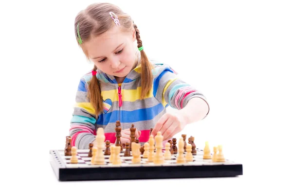 Nettes kleines Mädchen beim Schachspielen — Stockfoto