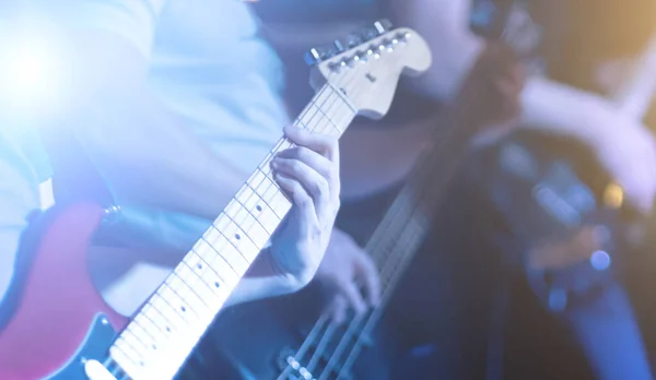 Artista musical tocando solo por guitarra — Fotografia de Stock