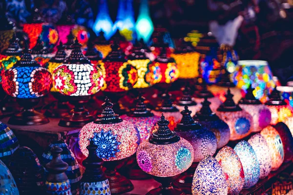 Lâmpadas de mosaico árabe na loja de lembranças — Fotografia de Stock