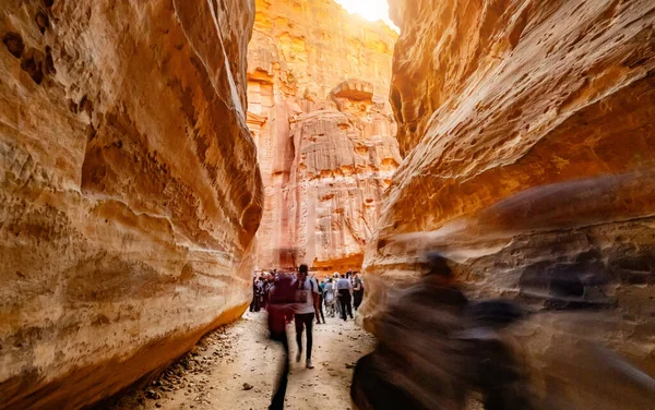 Grupp av turister mellan klippor, Jordanien — Stockfoto