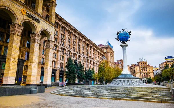 Sqaure of Independence in Kyiv, globe Piece statue — Stock Photo, Image