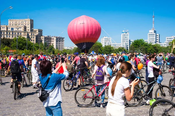 Giorno ciclista nel centro di Kharkov — Foto Stock