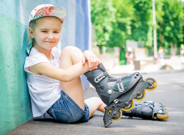 Meisje op rolschaatsen — Stockfoto