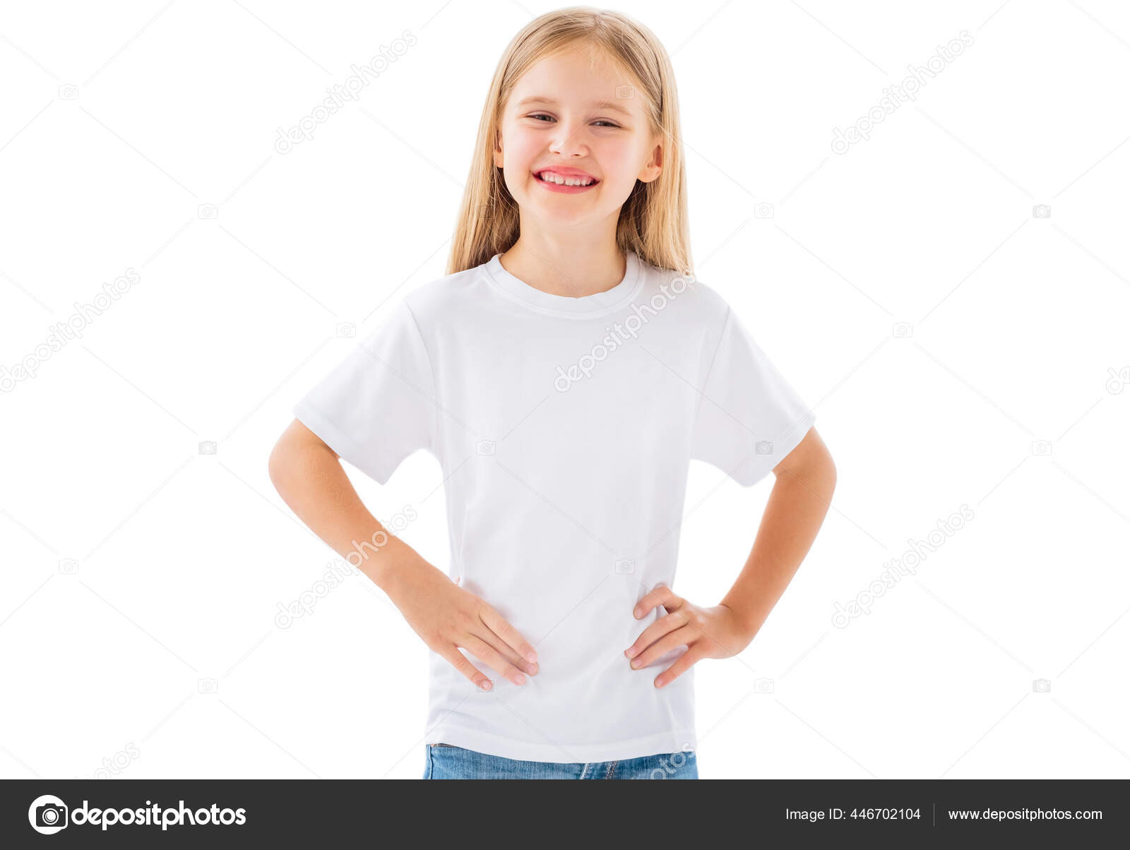 Concepto de diseño de camisetas - niña sonriente con una camiseta blanca en  blanco apuntándose a sí misma