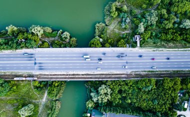 Nehrin üzerinde yolu olan köprü
