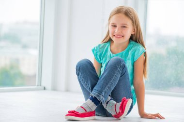 Stüdyoda yaz kıyafetleri içinde sevimli bir kız.