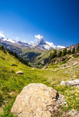 Güneşli bir günde Matterhorn Dağı