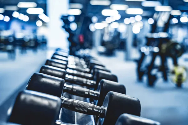 Rows with a set of dumbbells — Stock Photo, Image