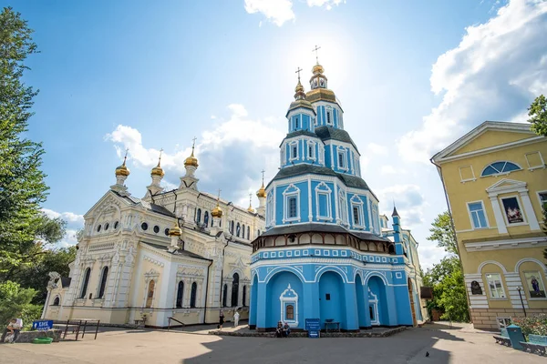 Pokrovsky Cathedral in center of Kharkov — Stock Photo, Image