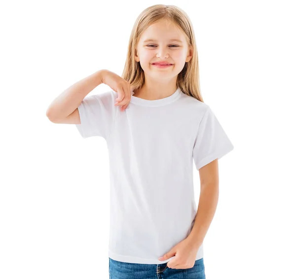 Petite fille en nouveau t-shirt blanc — Photo