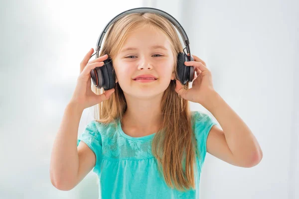 Dulce niña en auriculares — Foto de Stock