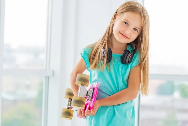 Deportiva chica de la escuela con penny board — Foto de Stock