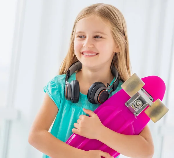 Positief schoolmeisje met penny board — Stockfoto