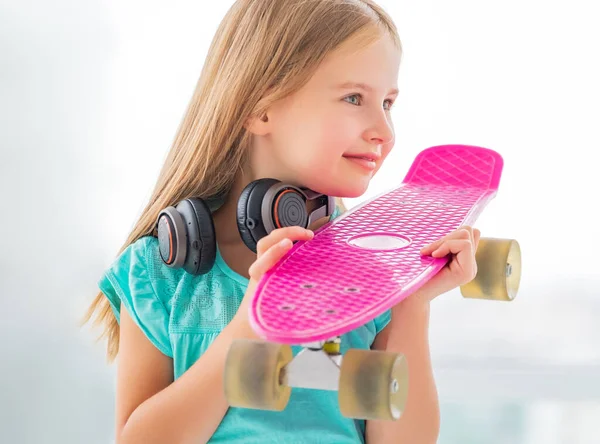 Kid meisje tonen nieuwe roze skate — Stockfoto