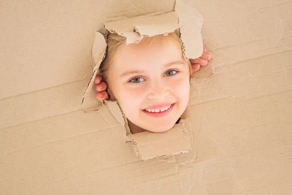 Kartondan bakan küçük kız — Stok fotoğraf