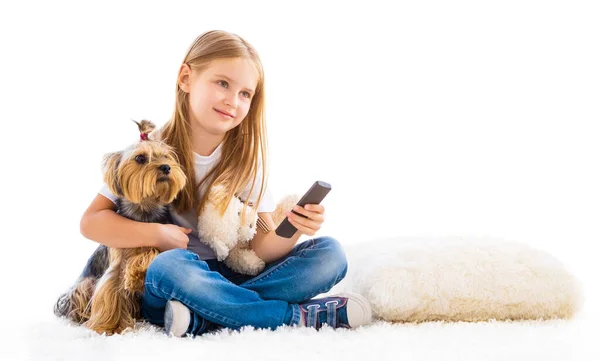 Ragazza e il suo compagno terrier — Foto Stock