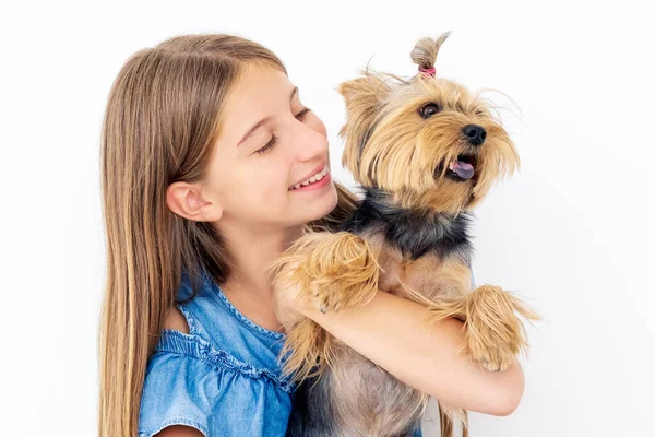 Criança sorrindo para cão terrier — Fotografia de Stock