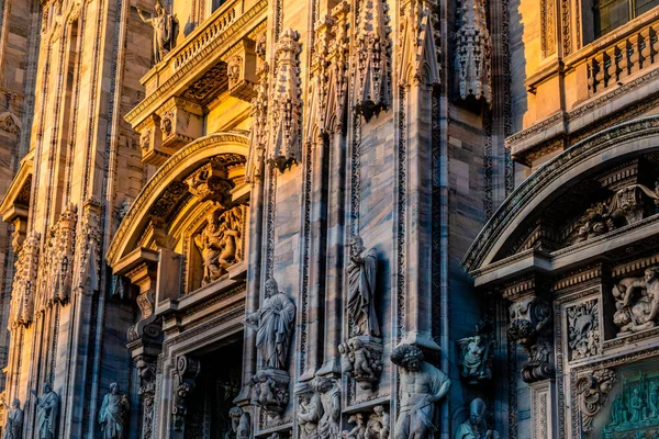 Standbeelden op de gevel van Milaan Duomo — Stockfoto