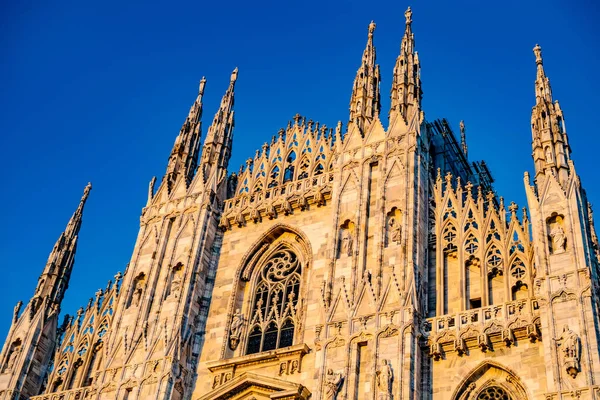 Catedral de Milán agujas en el fondo del cielo —  Fotos de Stock