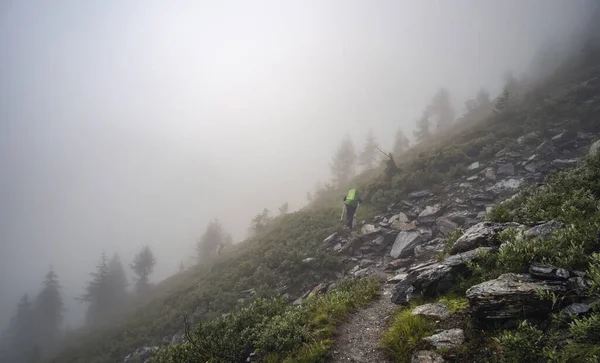 Turis hiking di Alpen — Stok Foto