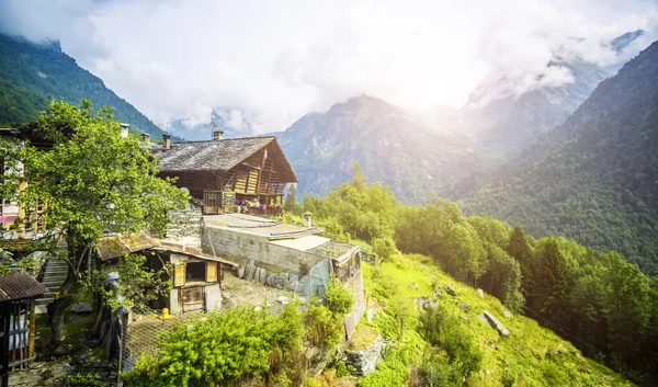 Casa na montanha olhando para baixo em Alpes — Fotografia de Stock