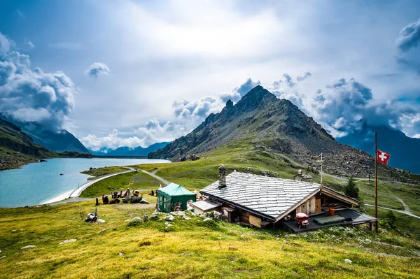 Vista panorámica de la casa en los Alpes — Foto de Stock