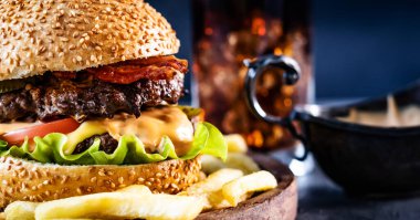 Ev yapımı hamburgerin yakın görüntüsü