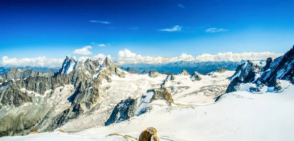 Panoramisch uitzicht op de besneeuwde Alpen — Stockfoto