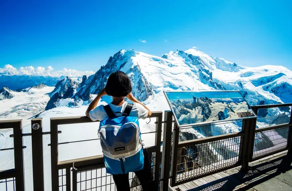 Güzel dağlara bakan bir turist — Stok fotoğraf