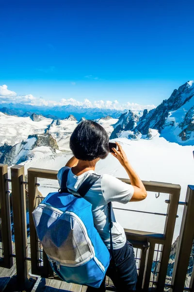 Turista no miradouro nas montanhas alpinas — Fotografia de Stock