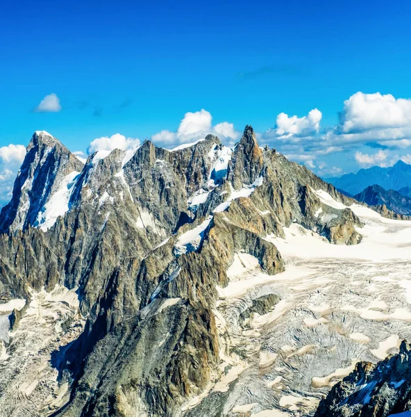 Bergtop in bergmassief — Stockfoto