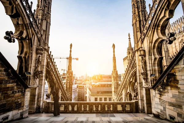 Terasy katedrály Duomo v Miláně — Stock fotografie