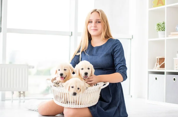 Menina feliz segurando filhotes — Fotografia de Stock