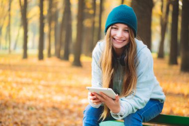 Tabletle sırıtan kız