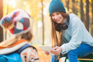 Ablam liseli kızla tanışır.