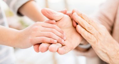 Genç ve yaşlı ellerin birleşimi