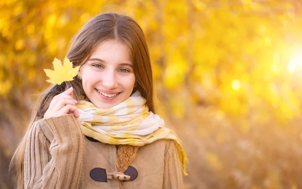 Retrato de niña feliz con hoja amarilla — Foto de Stock