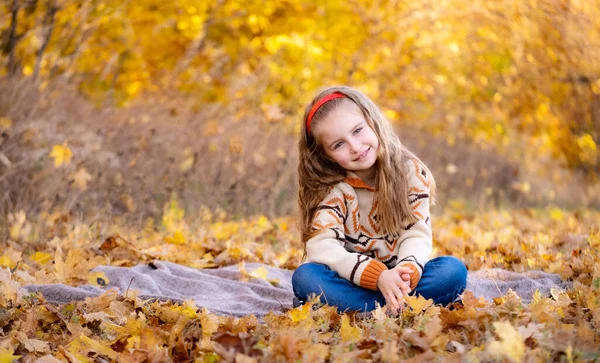Sonbahar parkında neşeli bir kız — Stok fotoğraf