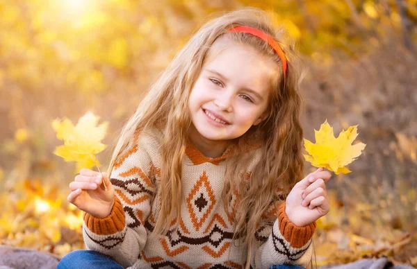 Маленька дівчинка з жовтим листям — стокове фото