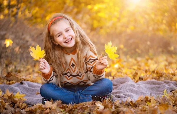 Bambina con foglie gialle — Foto Stock