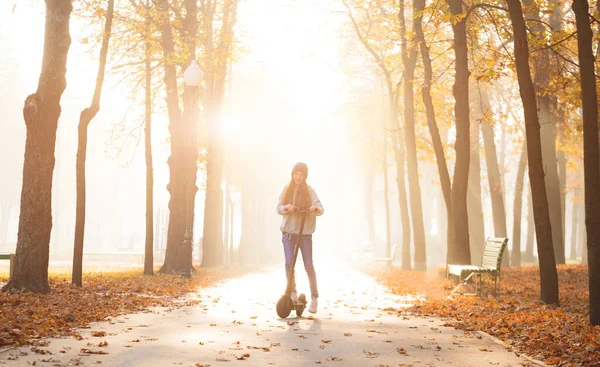 Nettes Mädchen auf Roller — Stockfoto