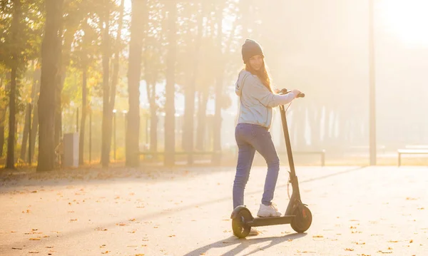 Söt flicka på skoter i dis — Stockfoto