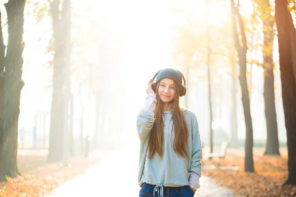 Chica escuchando música en el parque — Foto de Stock